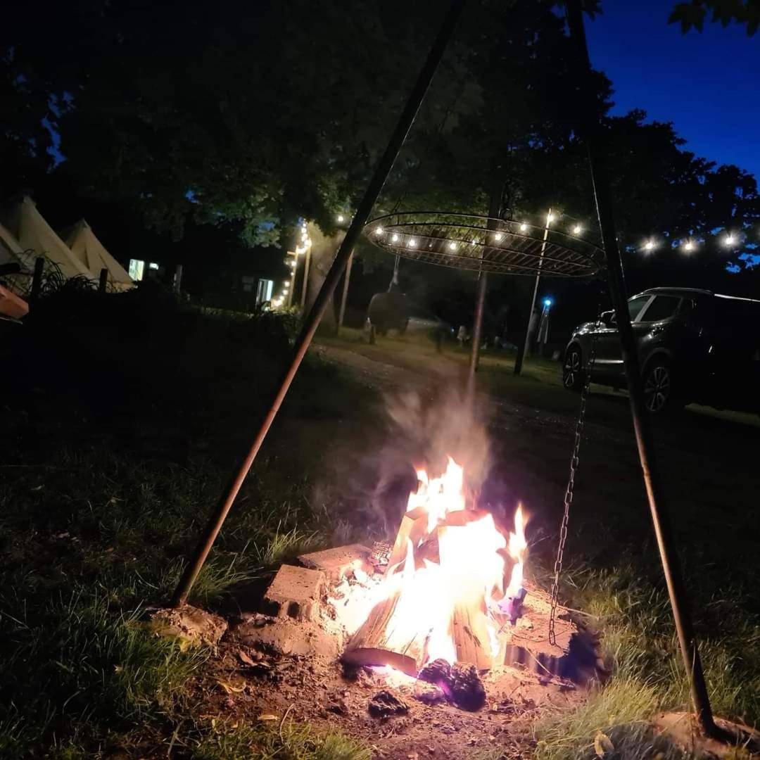 Bell Tent Glamping At Royal Victoria Country Park Southampton Buitenkant foto